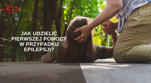 Starsza osoba pomaga osobie leżącej na ziemi, udzielając pierwszej pomocy w przypadku **epilepsji**.
