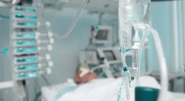 Intensywna terapia po operacji przysadki mózgowej. Kroplówka i aparatura medyczna przy pacjencie.