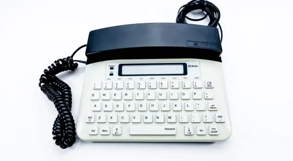 Jaki telefon dla niesłyszących? Wybierz idealny model z PFRON