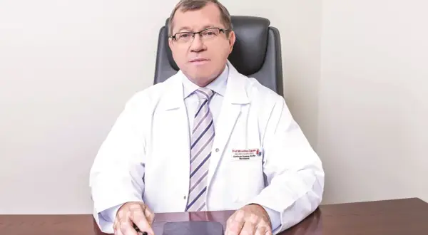 Profesor Mirosław Ząbek, specjalista neurochirurg, w swoim gabinecie. Jego centrum Gamma Knife to miejsce, gdzie ratuje życie.
