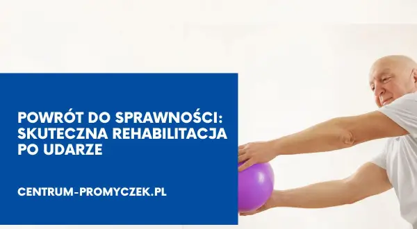 Starszy mężczyzna ćwiczy z fioletową piłką rehabilitacyjną.